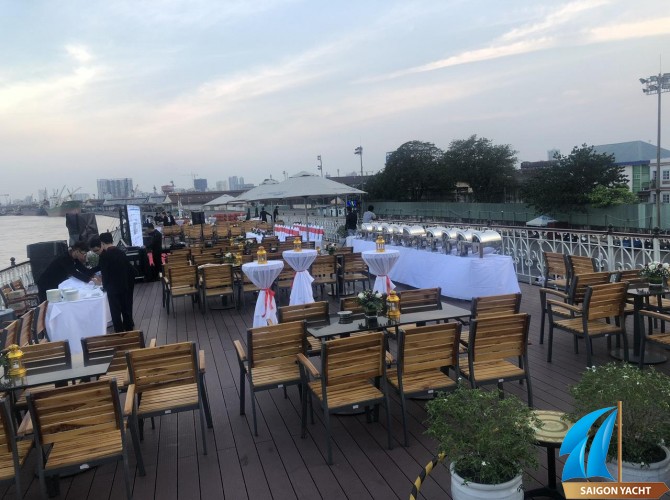 to chuc tiec tau sai gon 1 3580